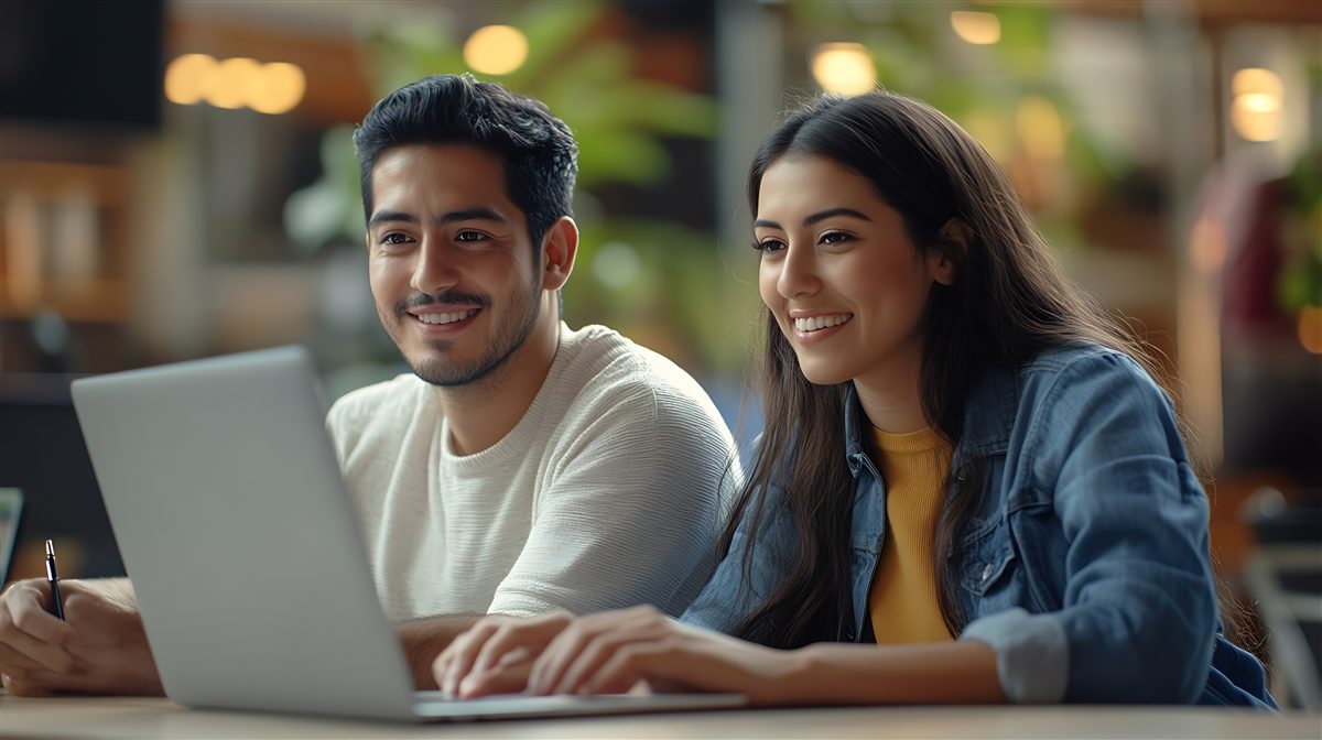 Profesionales revisando un plan de tecnología en un notebook